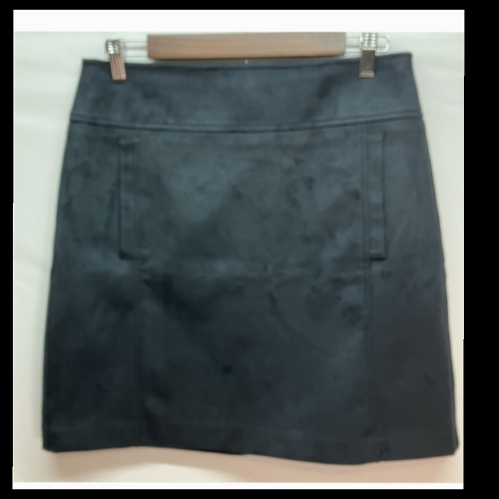 LOFT Faux Suede Mini Skirt in Black Pockets Back Zipper Size 10● - Picture 7 of 9